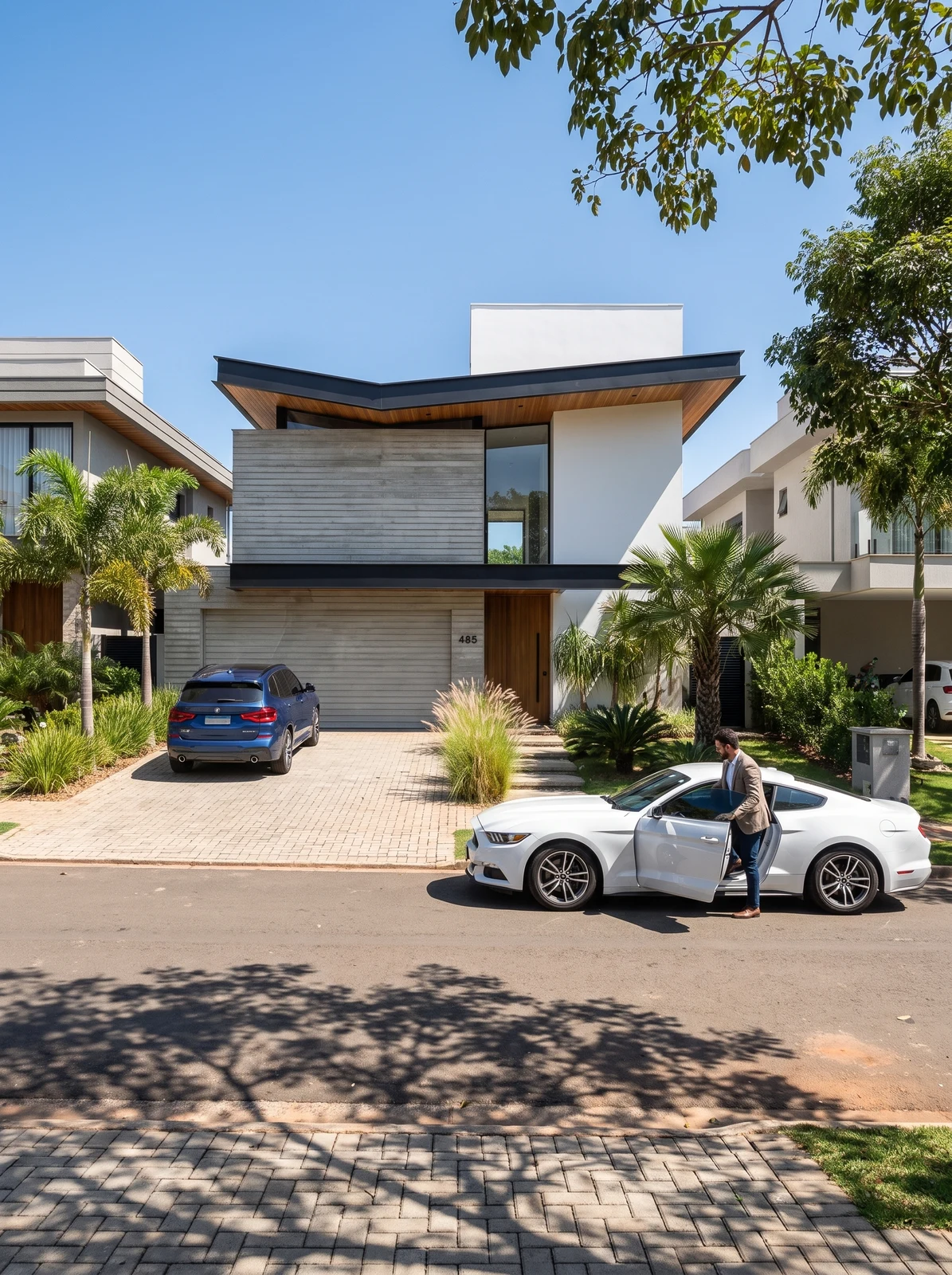 Fachada residencial contemporânea sob luz do dia